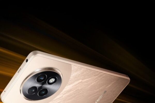 The company is giving not one or two phones in the sale today, their features and design, a lot of strength in RAM