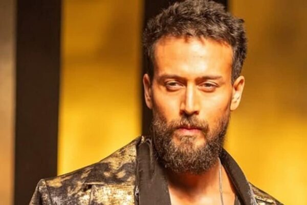 Tiger Shroff shared the journey from childhood to youth in the video.