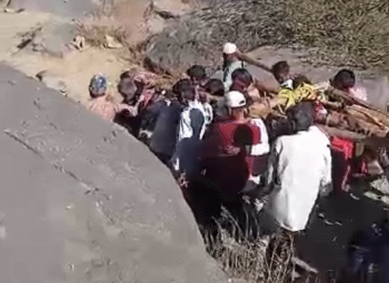 Tractor reached the highest village of Rajasthan for the first time | Tractor reached for the first time in the highest village of Rajasthan: 50 people took 1000 kg of parties on bamboo frame; 3km on the hill paths – Mount Abu News