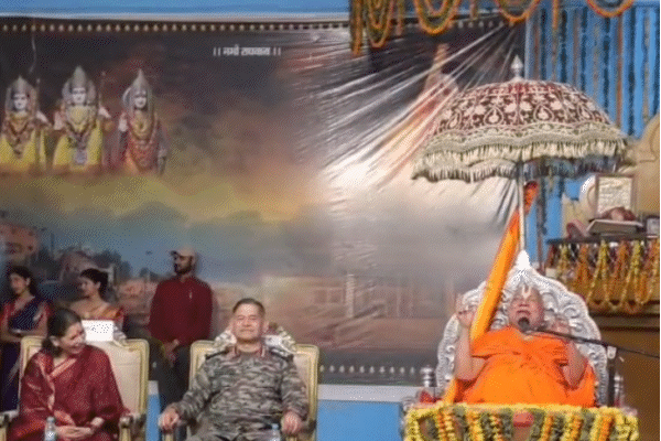 Rambhadracharya Ji Maharaj; Upenndra Dwivedi | Pakistan Occupied Kashmir | Rambhadracharya asked for the army chief in Guru Dakshina Pok: Say-if it is, the Pak will be erased from the map of the world; General Dwivedi reached Chitrakoot – Satna News