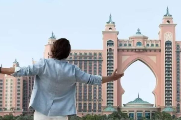This Bollywood actor showed it! Tom Cruise and Brad Pitt beat up the world’s rich actors!