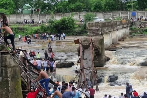 Pune Bridge Collapse Tragedy Video Update Indrayani River Kundmala | Bridge collapsed in Pune, Maharashtra, 6 killed: Around 30 tourists were present on the bridge over Indrayani river, rescue continues