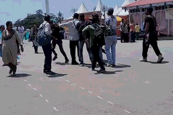 Shimla Ride Tourists Fight Himachal Tourism | Tourists clashed at the ridge of Shimla: Kick-punches from both sides; Local people and police rescued, viral video – Shimla News