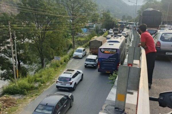 Chandigarh-Manali Fourlane Traffic Stopped Bindravani Tunnel Mandi Traffic Jam | Tares being prevented 5 hours on Chandigarh-Manali Fourlane: Advising tourist to adopt Alternative-Root; Traffic -plan changed by 10 June – Mandi (Himachal Pradesh) News