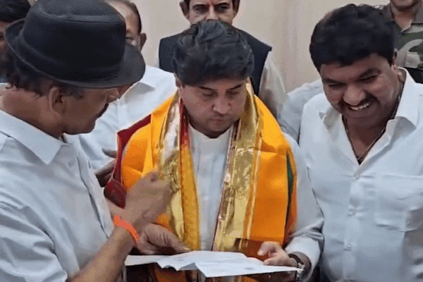 Scindia said in indore- I am also UPSET with Amitabh | Scindia said- I am also upset with Bachchan’s voice: Former MLA Gupta told the minister in Indore- Cyber fraud collar tune should be closed- Indore News