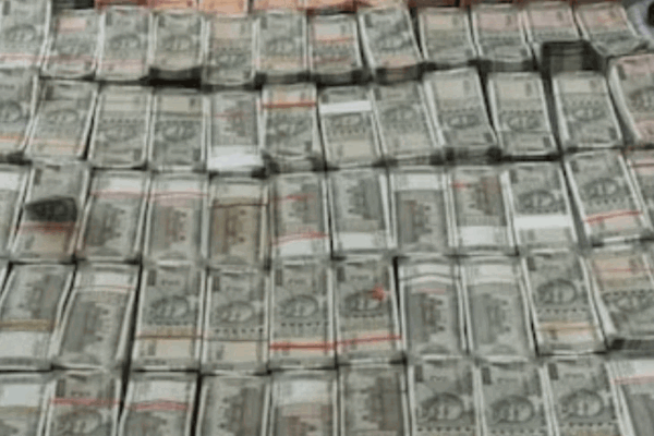 IAS Officer Arrested in Odisha for Taking 10 Lakh Bribe | IAS officer arrested taking 10 lakh bribes in Odisha: 47 lakh cash was found from home; 36 -year -old Dhiman has passed UPSC exam twice