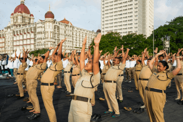 Yoga Day celebration photos update; Kashmir Rail Bridge | Japan US UK | 21 photos of Yoga Day from Desh-World: Chenab Bridge in Kashmir, Yoga on Ship in Andhra; Programs were held in more than 1 lakh places in the country