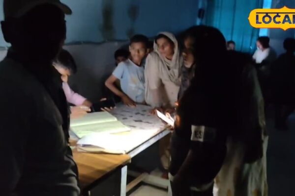 Treatment from mobile flashlight in Khagaria Hospital, question on health system