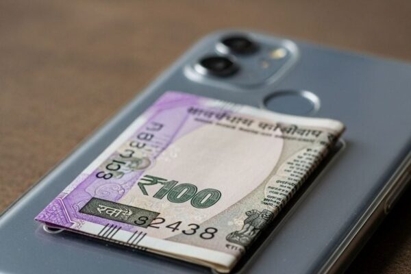Never Put Rupees Bank Notes at the Back of Your Phone Cover Know Danger Can Lead to Fire- Do you also keep money in the phone cover? If you know the danger, you will be thrown out now, 90% people are making mistakes